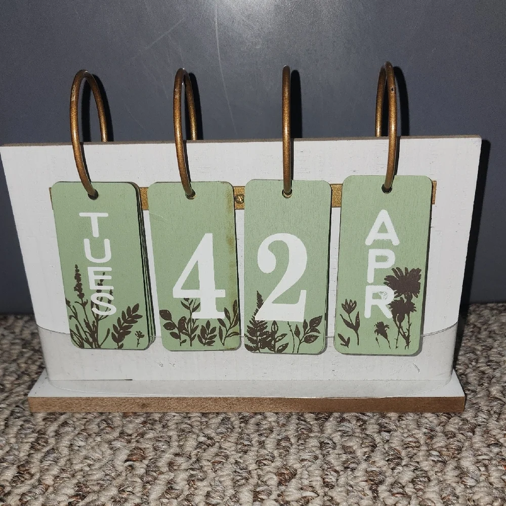 NWT Green & White Perpetual Calendar with Gold Rings